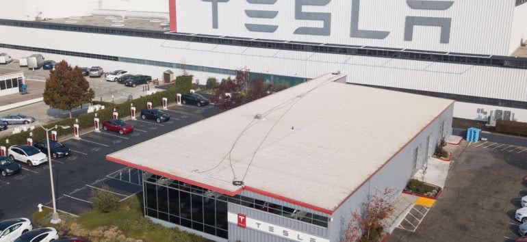 Tesla chce dostarczać komponenty i oprogramowanie innym producentom 