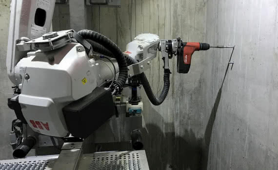 Schindler wykorzystuje autonomicznego robota ABB w szybie windy 
