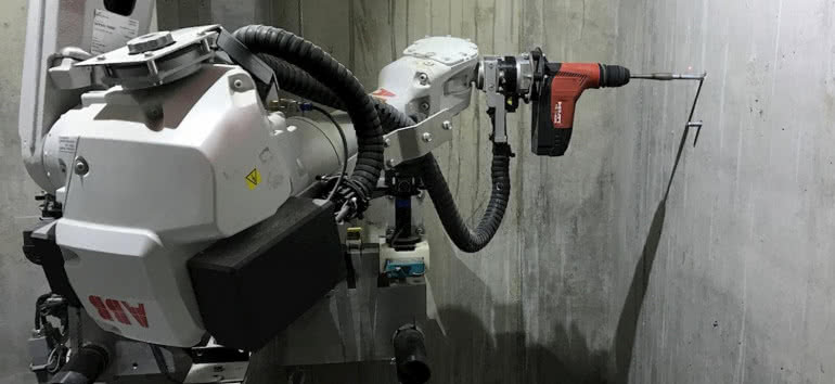 Schindler wykorzystuje autonomicznego robota ABB w szybie windy 