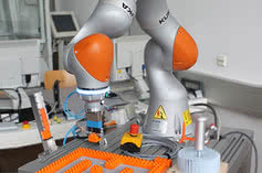 Roboty i oprogramowanie KUKA przygotowują studentów Wyższej Szkoły w Rosenheim do pracy w dziedzinie robotyki 