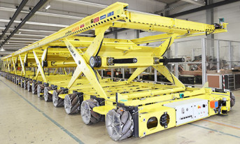 Dodatkowa platforma KUKA omniMove przewozi górne obudowy skrzydeł A350 XWB