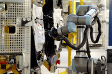 Robotyzacja montażu na ruchomej linii: Coboty Universal Robots w zakładzie Stellantis
