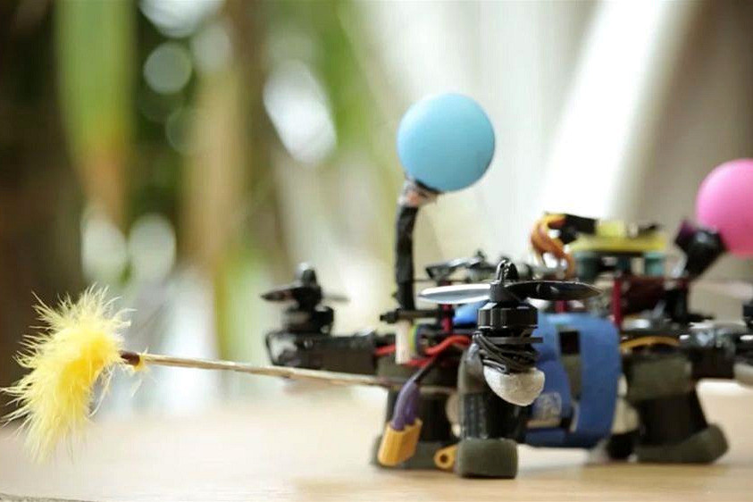 Na Politechnice Warszawskiej powstał latający robot zapylający
