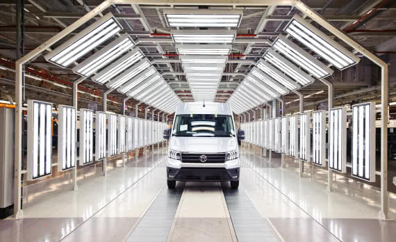 Jak produkowany jest Volkswagen Crafter - transport wewnętrzny oraz procesy montażowe w nowoczesnym zakładzie w branży motoryzacyjnej 