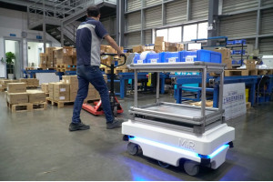 Autonomiczny robot mobilny MiR100