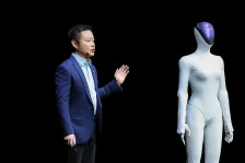 Humanoid Xpeng IRON zachwyca realizmem ruchu do tego stopnia, że aż trudno uwierzyć, iż w środku nie ma człowieka