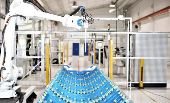 Roboty ABB produkują kolektory słoneczne dla Absolicon 