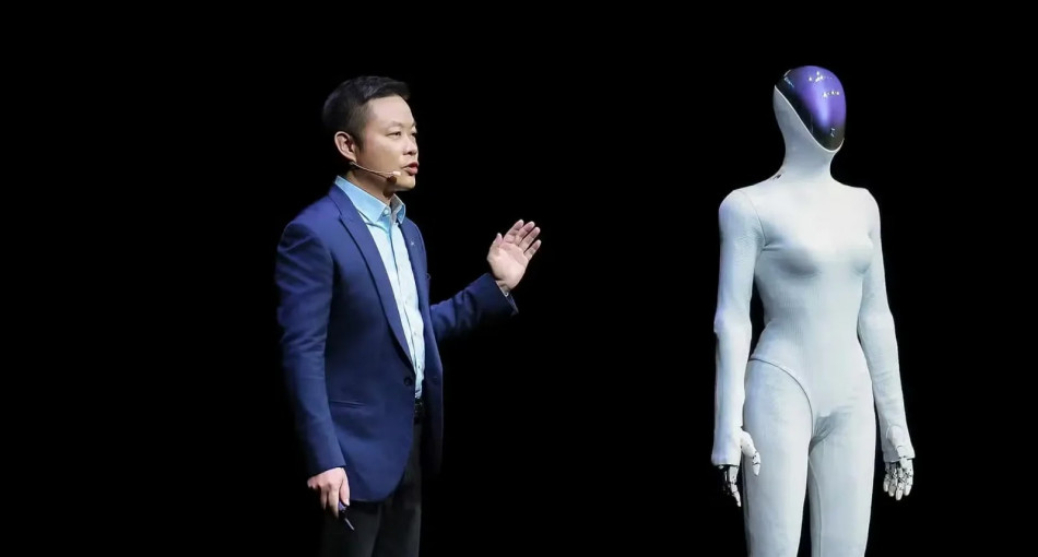 Humanoid Xpeng IRON zachwyca realizmem ruchu do tego stopnia, że aż trudno uwierzyć, iż w środku nie ma człowieka