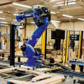 Roboty i automatyzacja w fabrykach mebli tapicerowanych – konieczność, nie wybór 