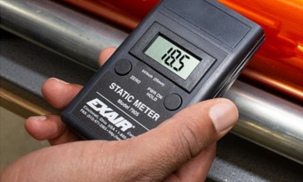 Cyfrowy miernik ładunku elektrostatycznego o zakresie pomiaru do ±20 kV