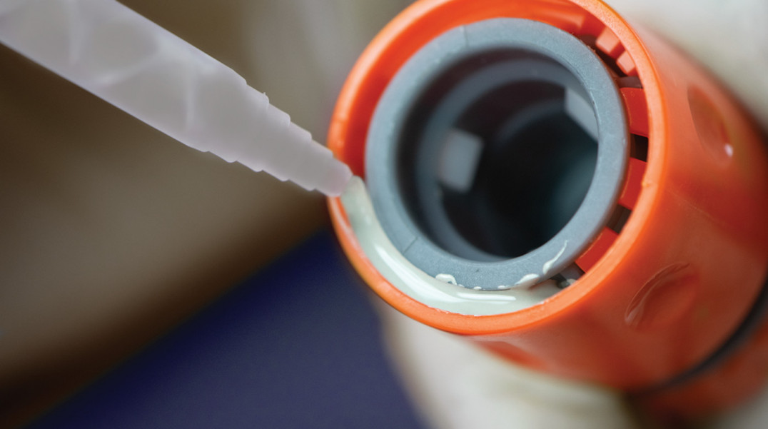 Dwuskładnikowy, utwardzany addycyjnie preparat do klejenia, uszczelniania i zalewania