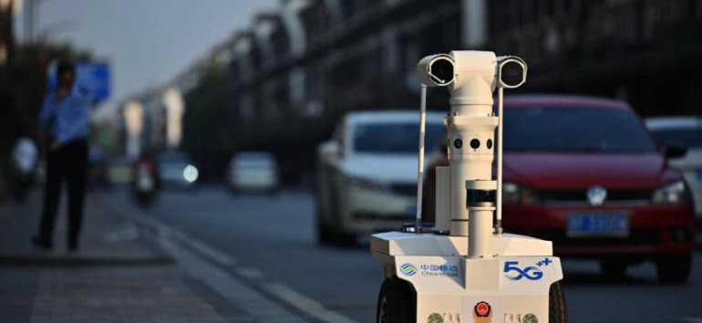 Chiny do walki z epidemią wykorzystywały roboty patrolujące 5G 