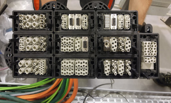 Modułowe złącza do przewodów elektrycznych, światłowodowych i pneumatycznych