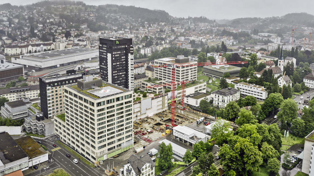 Pionowy wymiar zautomatyzowanej logistyki - windy i systemy cyfrowe Schindler integrują się z robotami w HOCH Health Ostschweiz