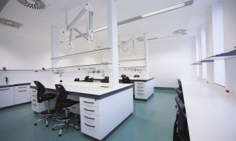 Kompendium doboru mebli przemysłowych (EPA, Cleanroom, laboratoria)