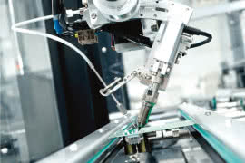 Automatyzacja montażu przewlekanego – robot lutowniczy REECO 