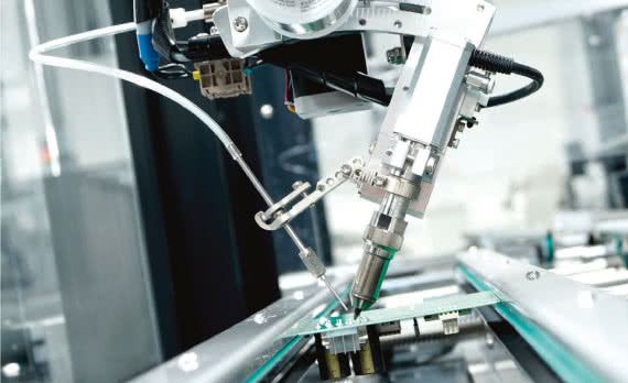 Automatyzacja montażu przewlekanego – robot lutowniczy REECO 