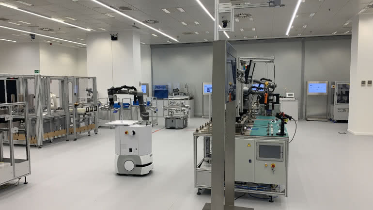 OMRON prezentuje wizję fabryki przyszłości w zmodernizowanym Centrum Automatyki w Barcelonie 