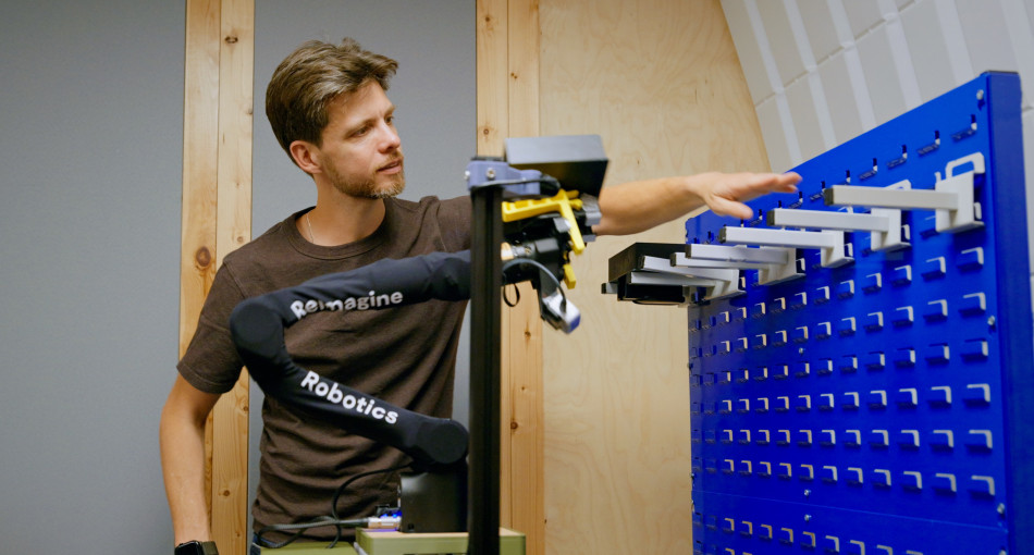 Robot bez programowania? Reimagine Robotics stawia na naukę od operatorów