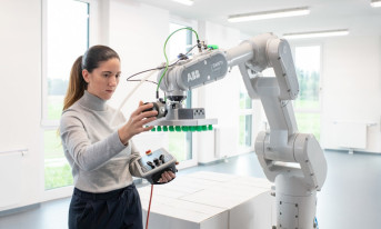 Robot współpracujący o udźwigu do 11 kg, szybkości do 6,2 m/s i powtarzalności 0,01 mm