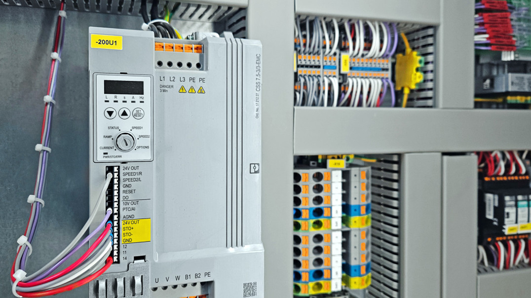Falowniki CONTACTRON Speed Starter do 7,5 kW – intuicyjna regulacja prędkości i bezpieczna praca silników