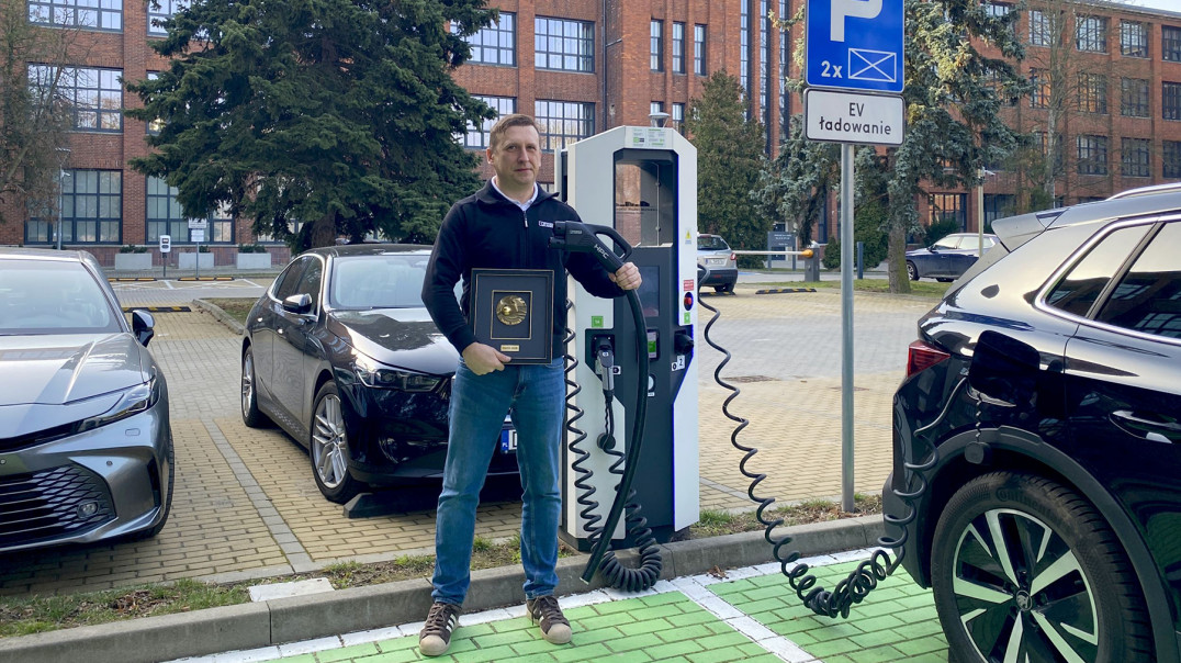 Nowy sterownik AXC F 1252 – kompaktowe i wydajne rozwiązanie dla nowoczesnej automatyki