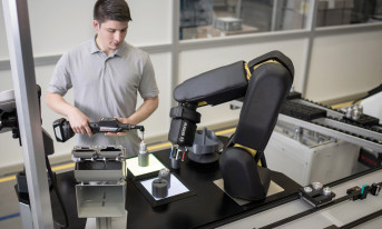 Współpraca producentów manipulatorów robotów