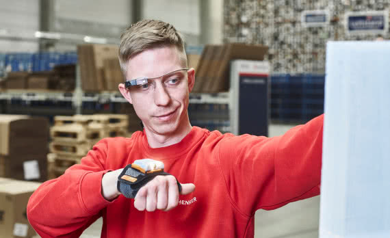 DB Schenker wdrożył inteligentne okulary i rękawice 