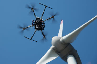 Rynek dronów w monitorowaniu i inspekcji - 35 mld dolarów w 2030 roku 